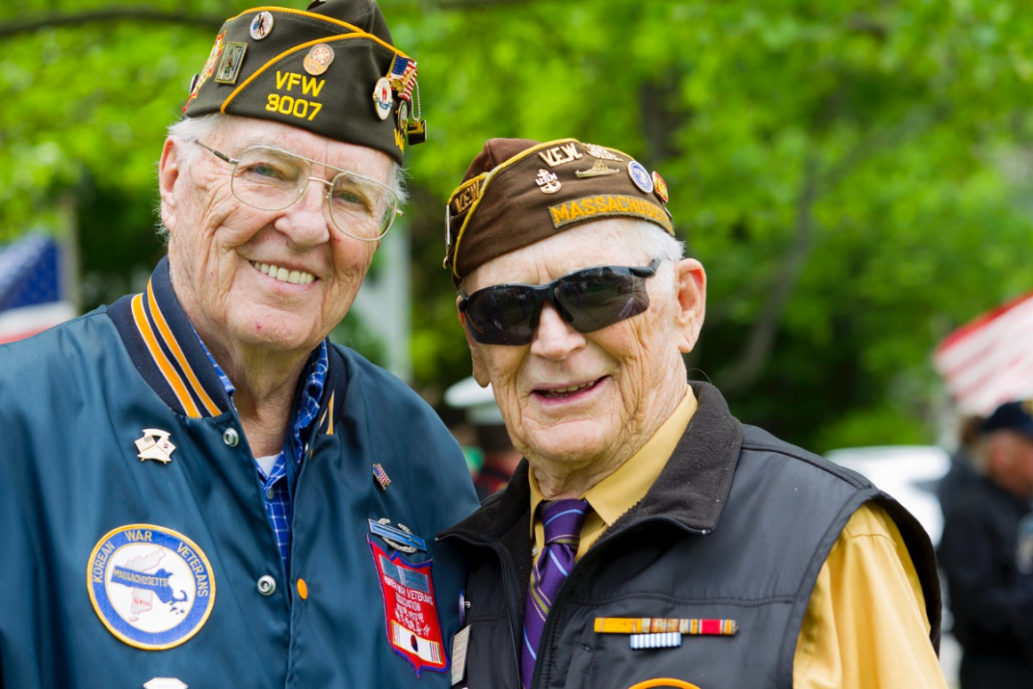 2024 Veterans Day Free Activities Events Attractions   Veterans Pose Together 1160x774 