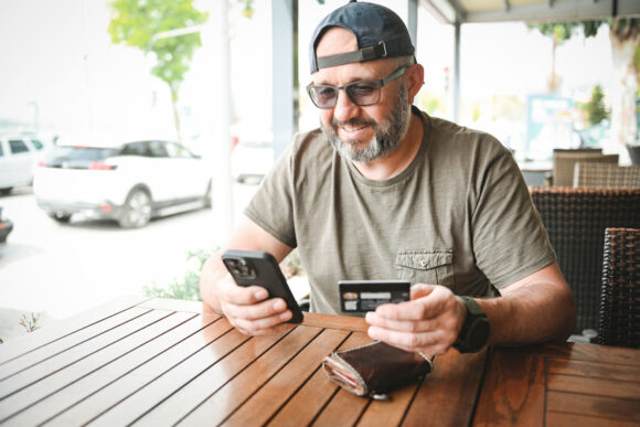 military veteran paying with a credit card in a cafe